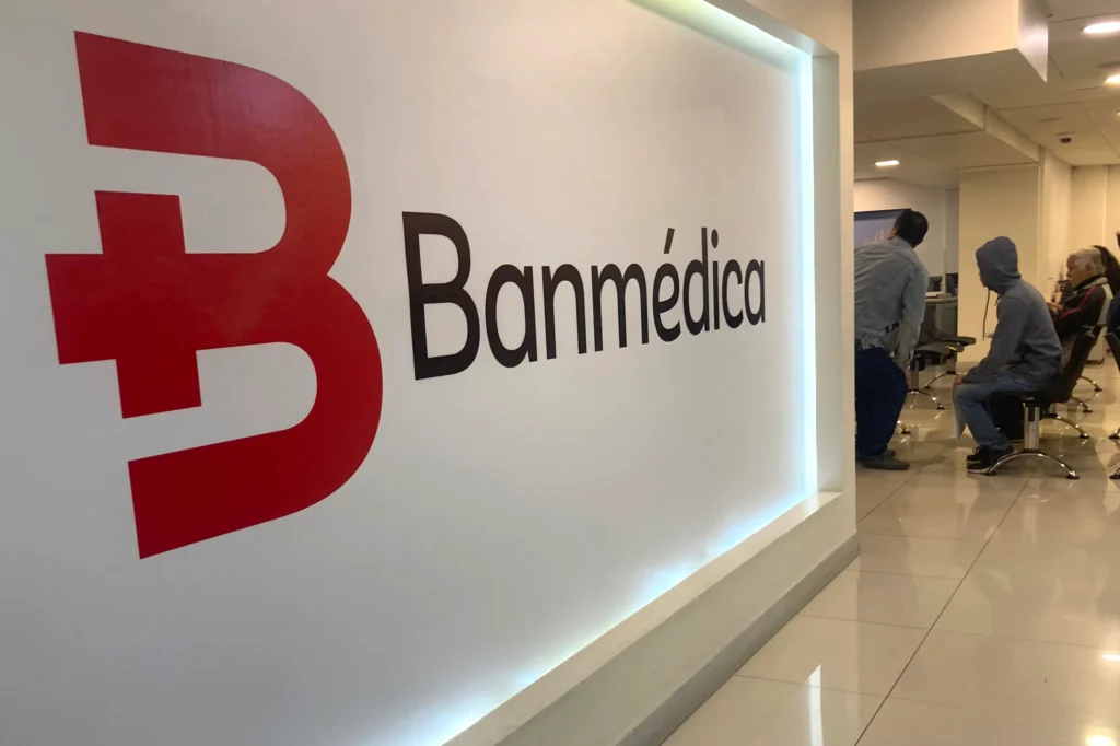 Muro institucional con el logo de Isapre Banmédica en la zona de convenios de nuestra oficina en Santiago.