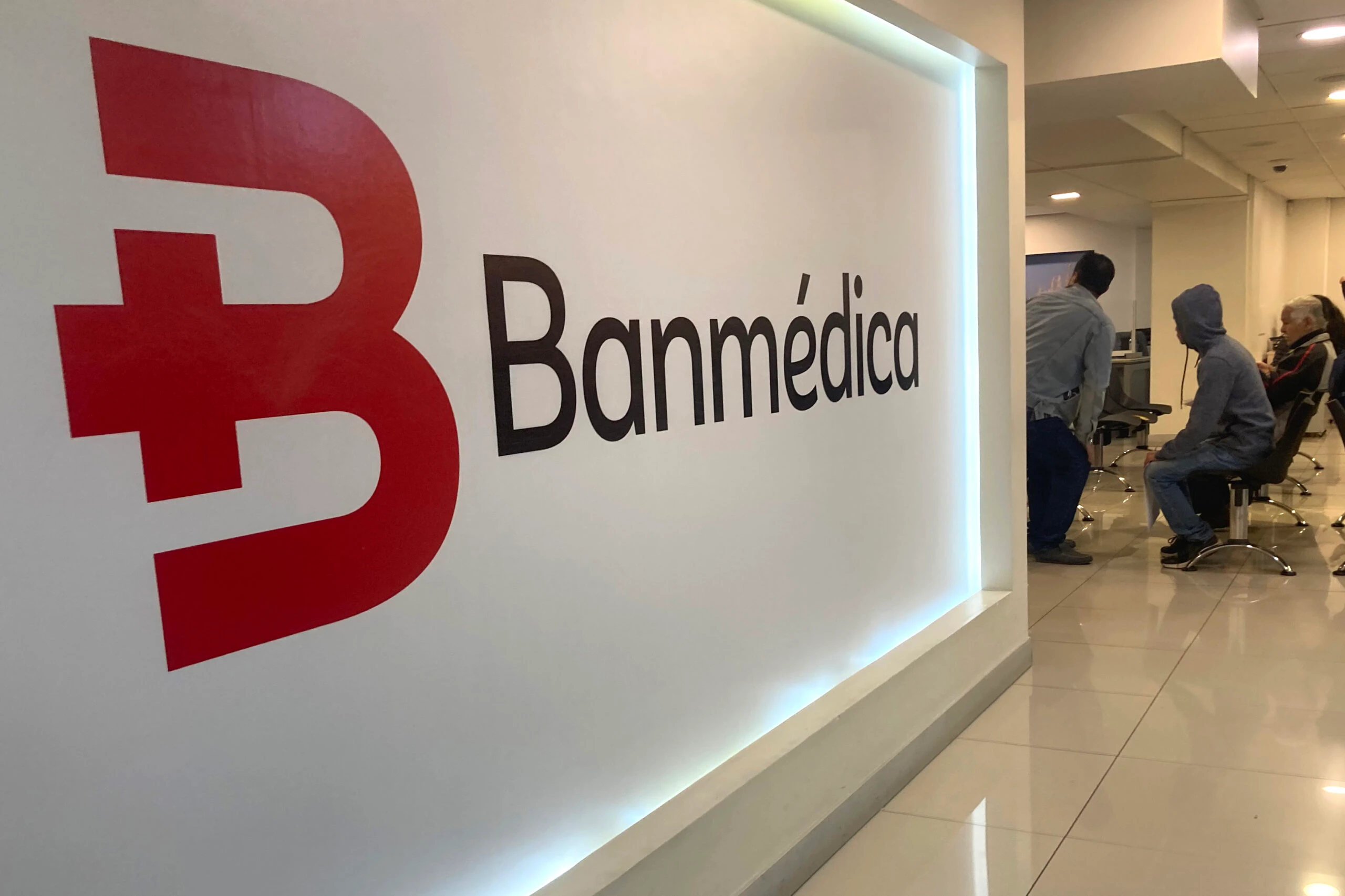 Muro institucional con el logo de Isapre Banmédica en la zona de convenios de nuestra oficina en Santiago.