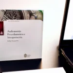 El Profesor Rodrigo Troncoso presentando su nuevo libro especializado en audiometría en Santiago.