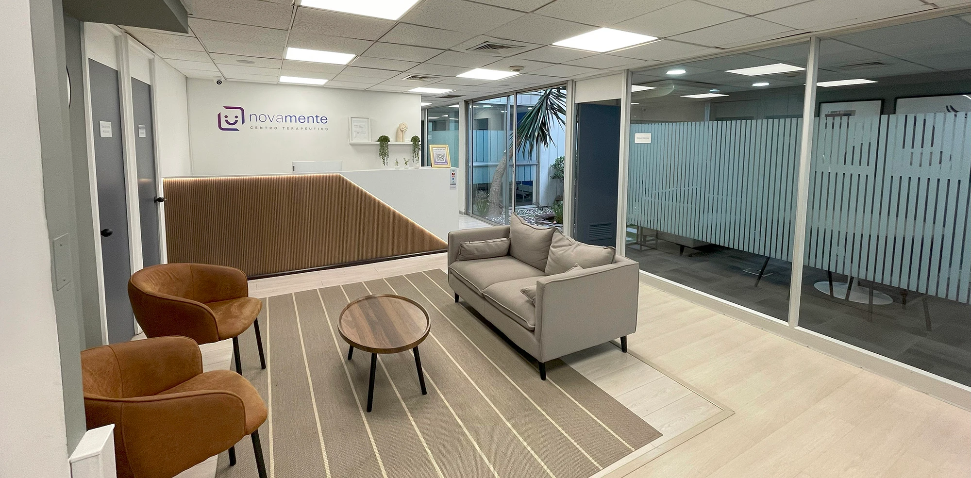 Vista de la sala de espera en Pedro de Valdivia con mobiliario moderno y ambiente profesional en Santiago.