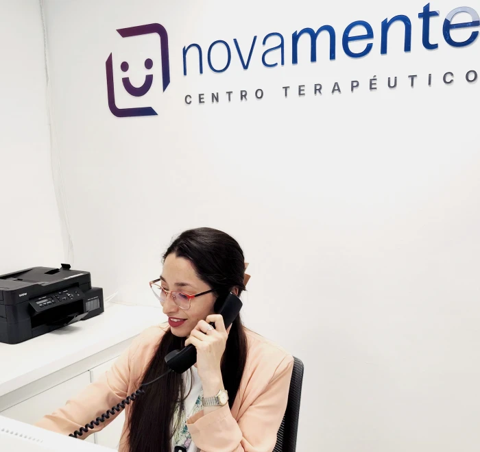 Profesional administrativa atendiendo llamadas en la recepción de Novamente en Santiago.