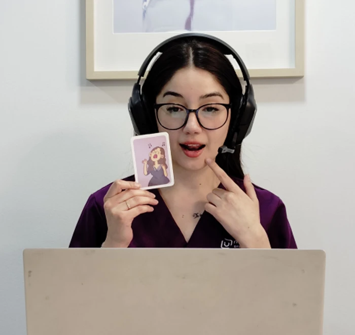 Profesional realizando terapia en línea desde la sede de Providencia mostrando una tarjeta visual.