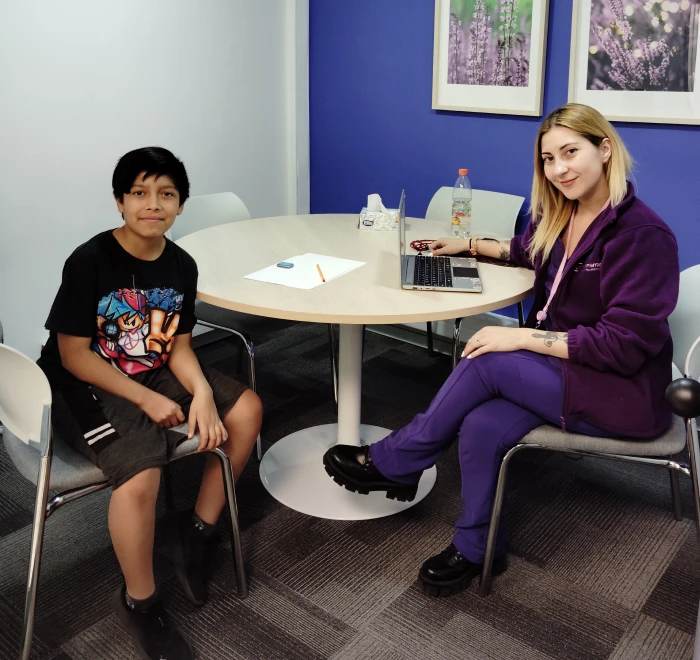 Profesional de salud de Novamente junto a una paciente joven y su madre en el centro terapéutico de Providencia.
