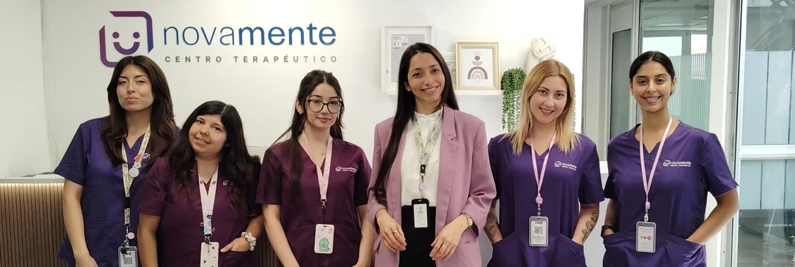 Grupo de profesionales de salud y bienestar de Novamente en su oficina de Pedro de Valdivia.