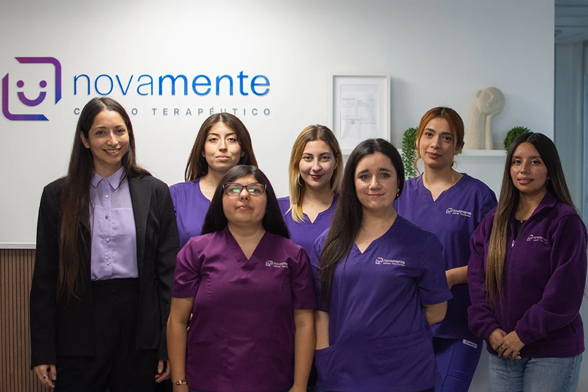 Especialistas de salud Novamente en pasillo clínico de Pedro de Valdivia con uniformes corporativos.