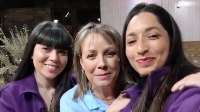 Especialista del centro terapéutico Novamente participando en una entrevista educativa en el programa Claudia Conversa en Santiago.