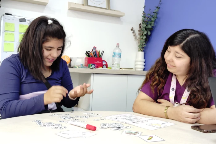 Profesional de psicopedagogía trabajando con una niña en actividades de desarrollo cognitivo en oficina 101.