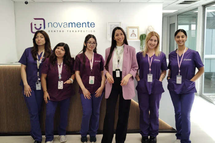 Seis integrantes del equipo clínico de Novamente posando en el área de recepción de la oficina 101.
