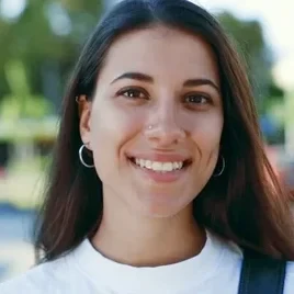 Mujer adulta compartiendo su testimonio sobre el acompañamiento terapéutico recibido en las oficinas de Santiago.