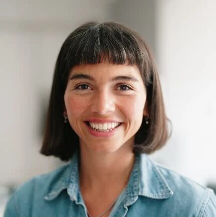 Madre de paciente pediátrico compartiendo su experiencia positiva con los especialistas en lenguaje de Novamente.