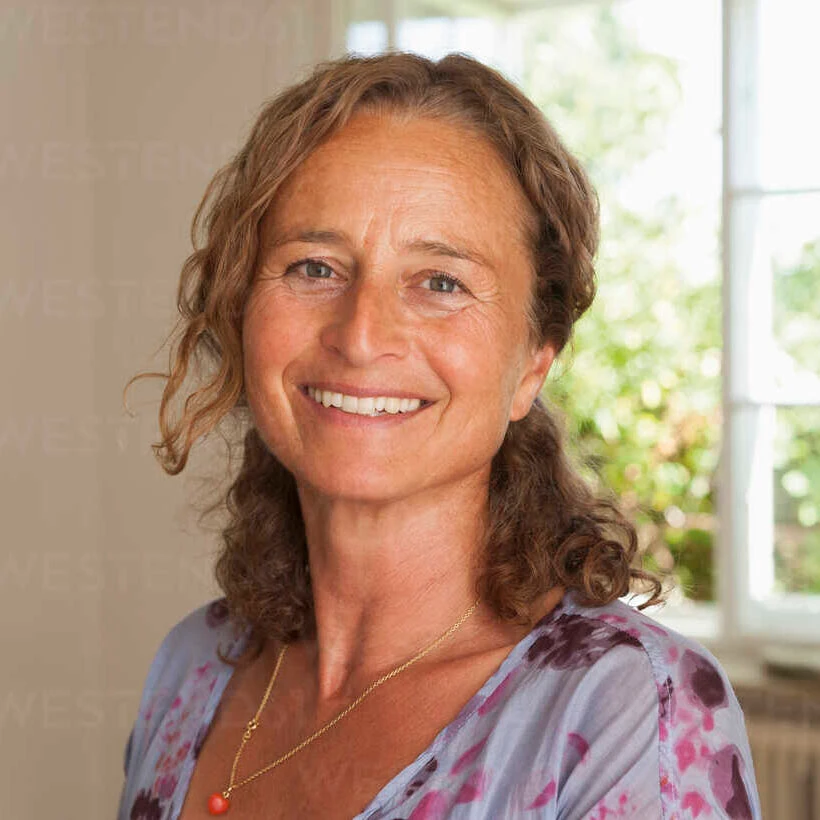 Retrato de una paciente joven sonriendo tras su sesión de salud mental en el centro Novamente de Providencia.